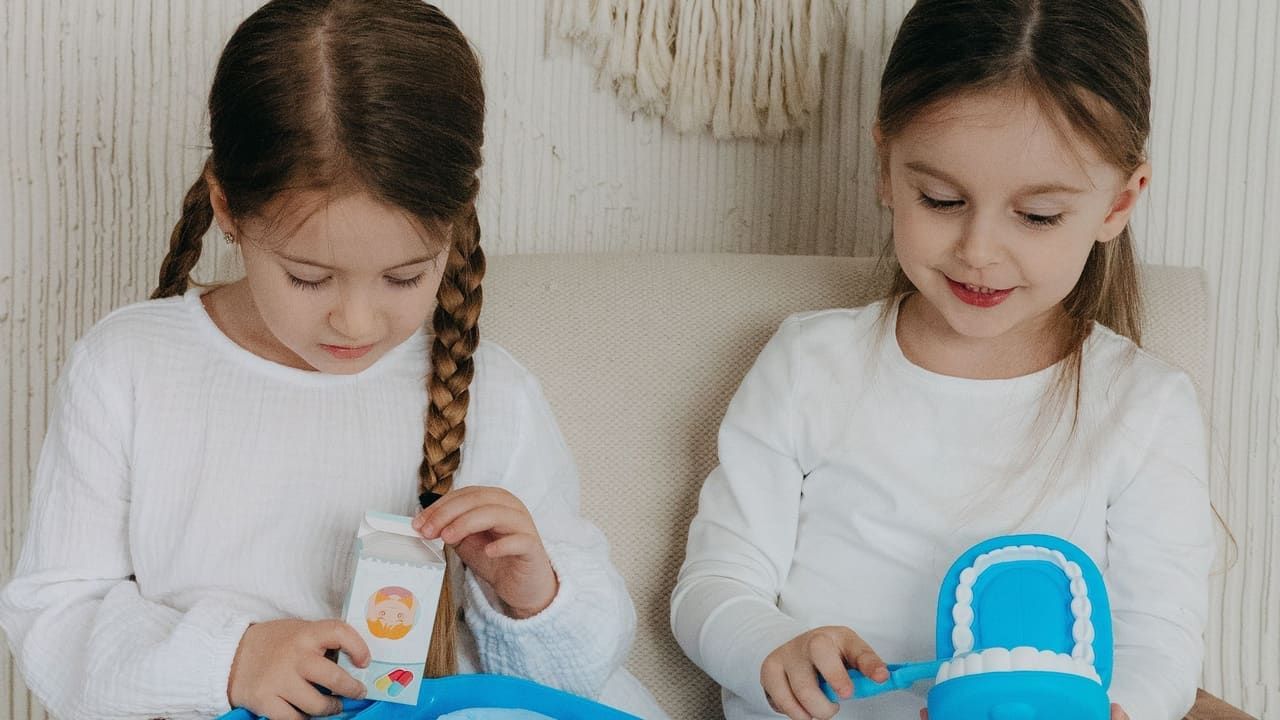 Niñas explorando el cuidado dental como un juego