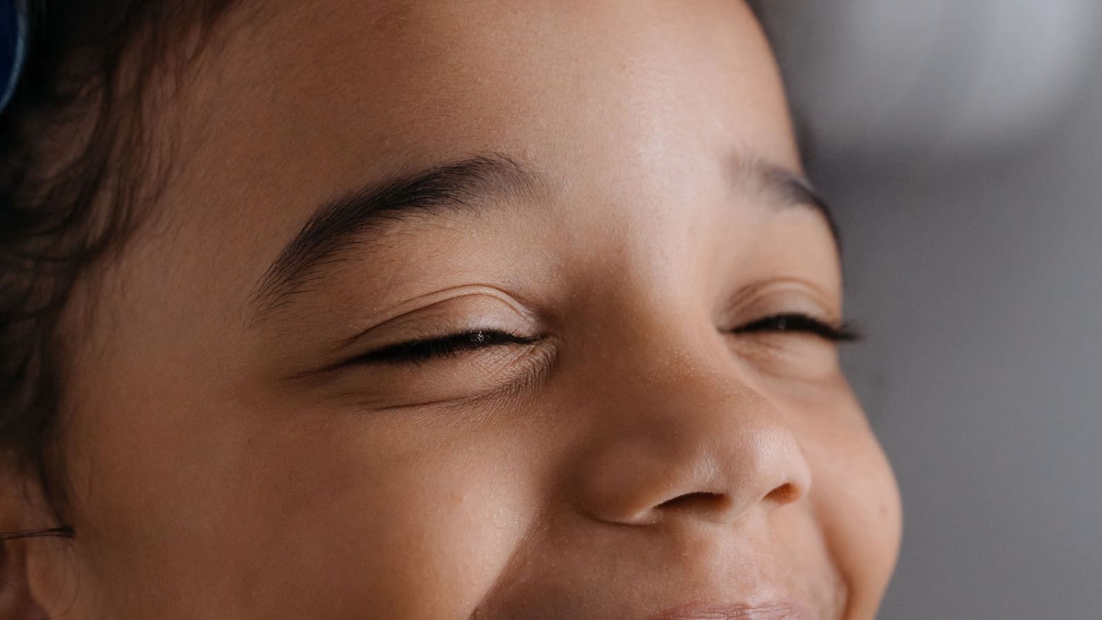 Niño riendo, expresión de alegría y confianza